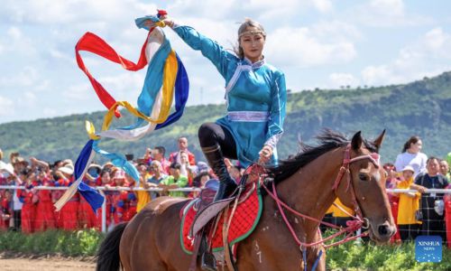Өвөр Монголын Хянган аймгийн наадам боллоо