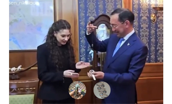 Якутын ерөнхийлөгч "Homay" дуугаараа алдартай Башкирын хамтлагт хуур бэлэглэжээ