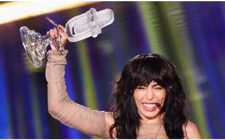 Европын хамгийн том хөгжмийн наадамд Шведийн дуучин түрүүлэв