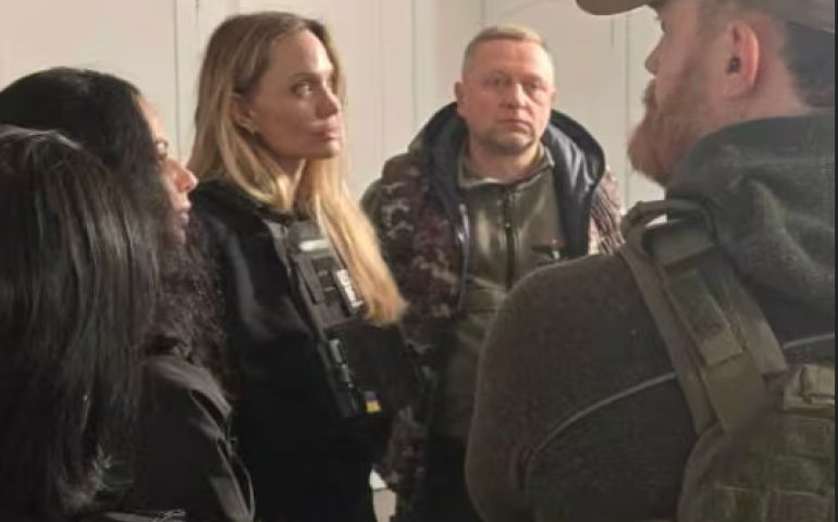 Украин: Анжелина Жолид үйлчилж байсан жолоочийг цэрэгт албадан татжээ