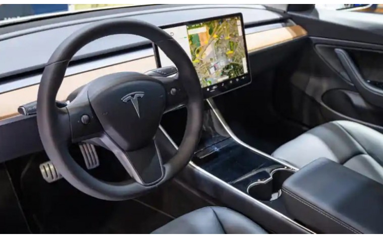 Тесла Model Y загваруудаа эргүүлэн татна