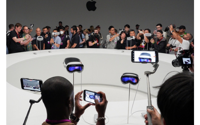 "Apple"-ийн "Vision Pro" нүдний шилийг зүүснээр виртуал болон бодит байдлыг зэрэг харах боломжтой