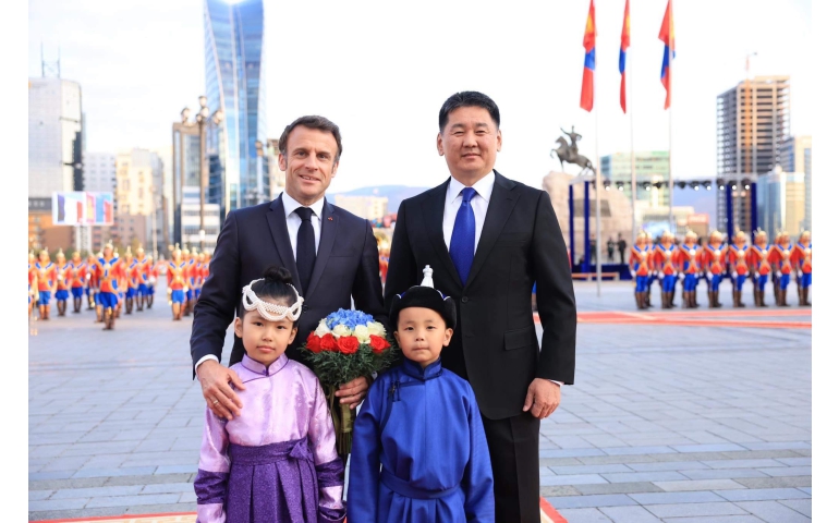 ​​​​​​​Францын ерөнхийлөгчид цэцэг өргөсөн монгол охины бяцхан түүх